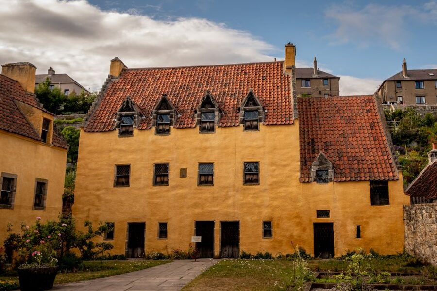 4-Day Outlander Trail From Edinburgh - The mini-coach, accommodation, and daily pace