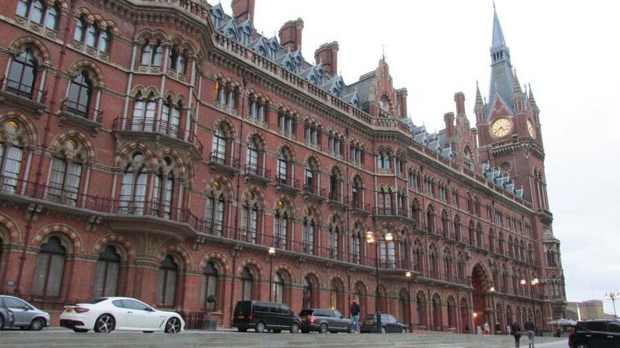 A Muggle's Guide to London: Harry Potter Walking Tour - Finding the Leaky Cauldron in the real city
