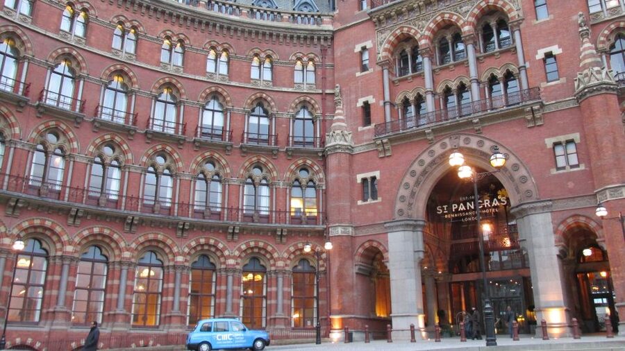 A Muggle's Guide to London: Harry Potter Walking Tour - Watching for the Knight Bus