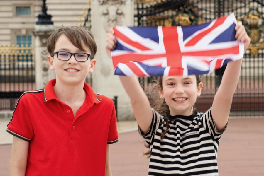 Bobbies, Corgis and the 7 Lions - Buckingham Palace and the royal household