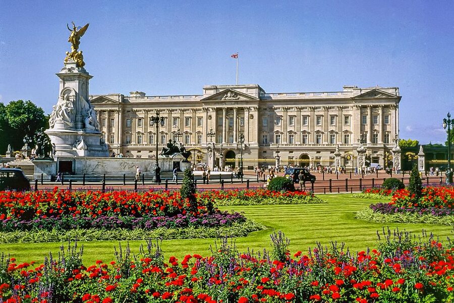 Buckingham Palace: The State Rooms Entrance Ticket - The multimedia tour and its nine language choices