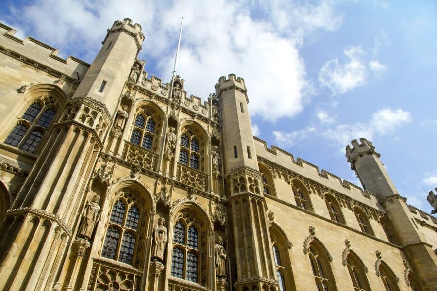 Cambridge: Guided River Cam Punting Tour - Commentary that mixes history with student life