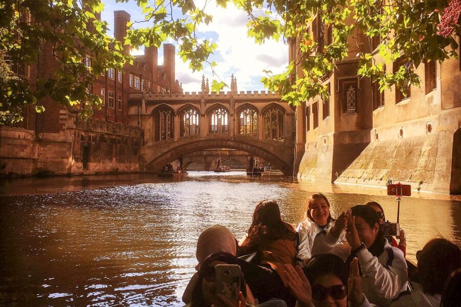 Cambridge: Guided River Cam Punting Tour - Shared or private, and what the atmosphere feels like