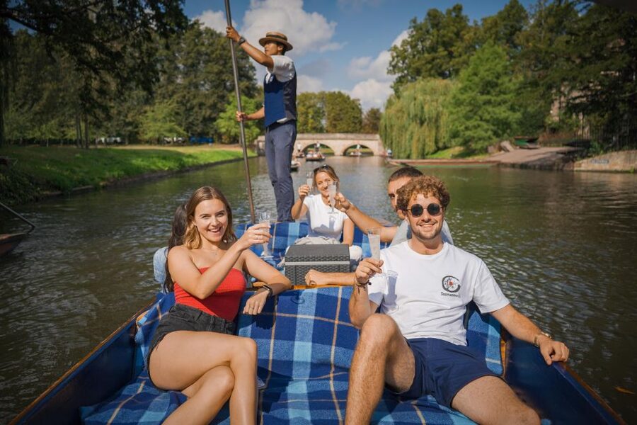 Cambridge: Guided Shared River Punting Tour - Clare College Gardens and the peaceful backs