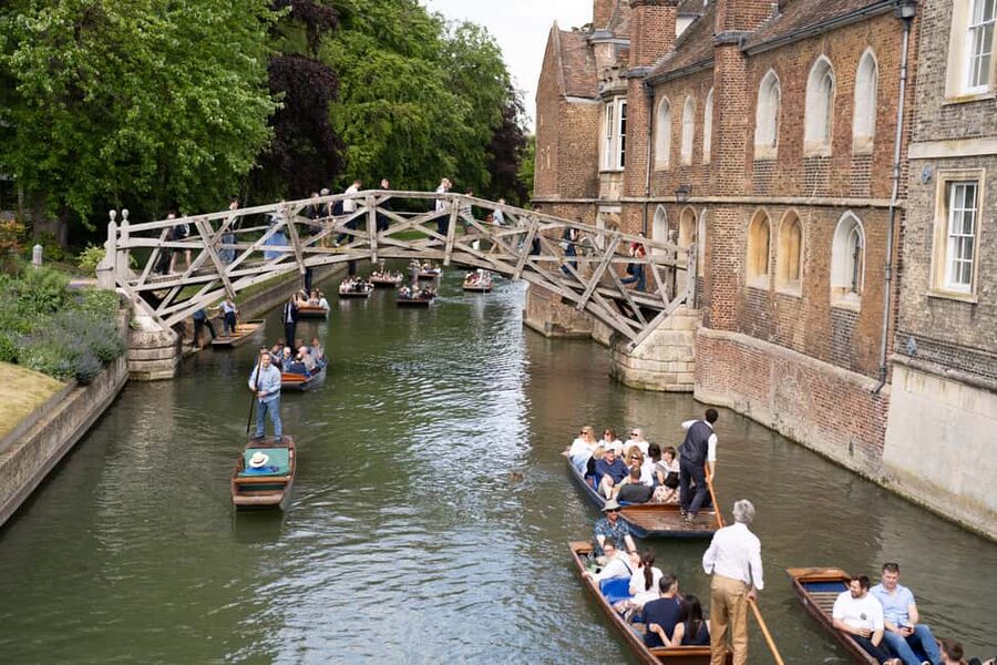 Cambridge: Punting Tour on the River Cam - The Guides Make the Difference