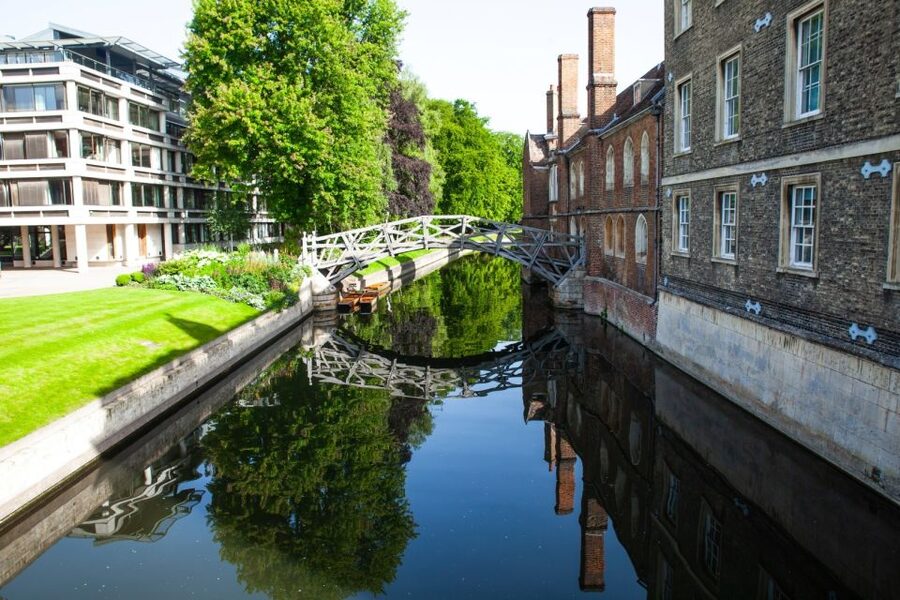 Cambridge: University Alumni Tour with Kings College Option - Meeting the guide without losing time