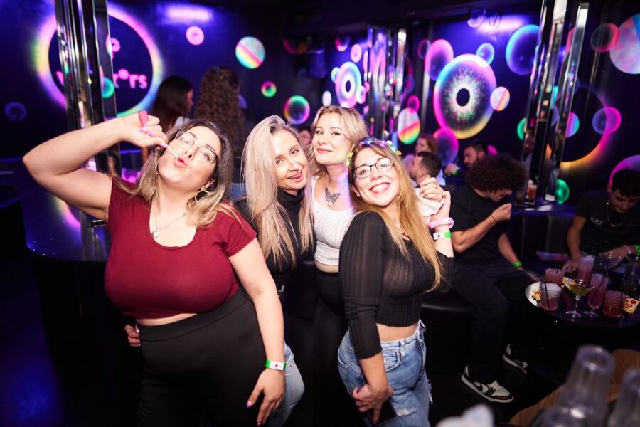 Camden Pub Crawl & Bar Tour London - What changes on the weekend
