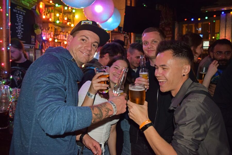 Camden Pub Crawl & Bar Tour London - Dress code, identification, and practical comfort