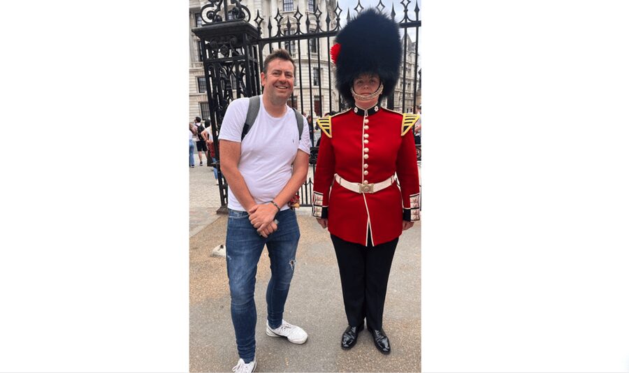 Changing of the Guard at Buckingham Palace - Why the moving route works better than waiting at one gate
