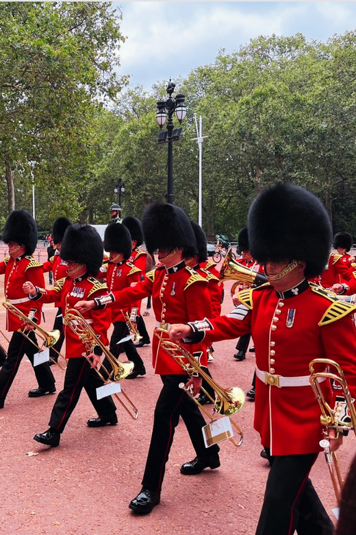 Changing of the Guard at Buckingham Palace - St James’s Palace: a strong finish