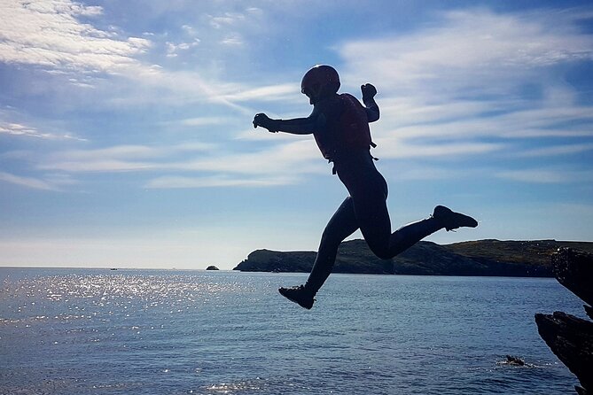 Coasteering (Cliff Jumping, Scrambling, Wild Swimming) on Anglesey - Sol, Dom, and the value of a small group