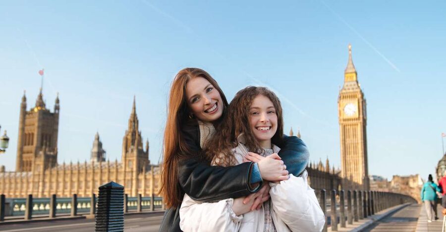 Couple’s photo: Romantic photoshoot in London - Big Ben without the usual selfie problem