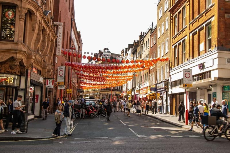 Eating London: Twilight Soho VIP Food & Drinks Tour - Chinatown bao and the queue-saving advantage