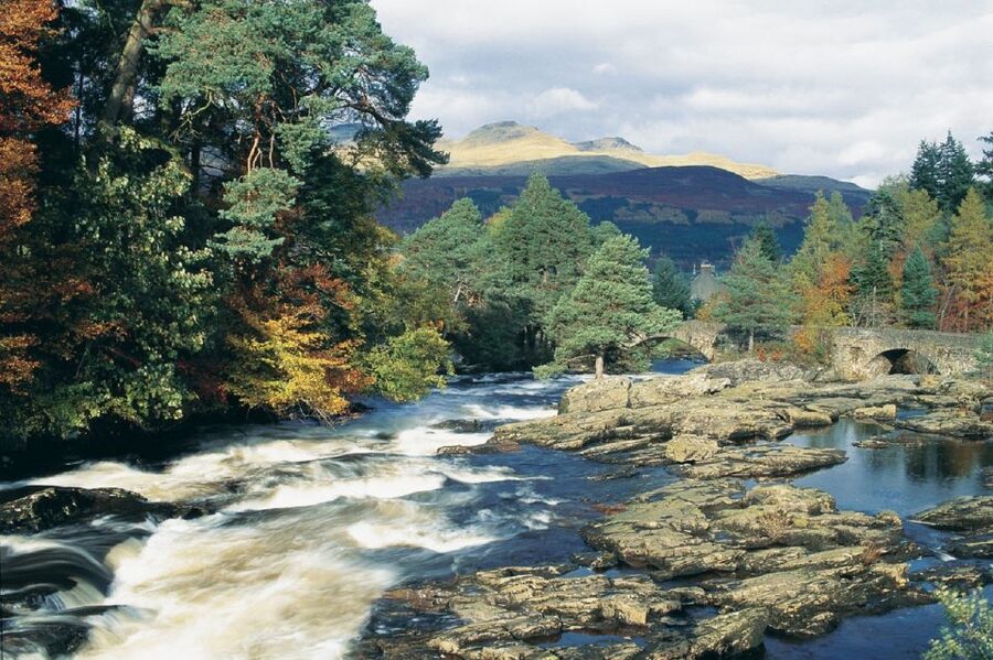 Edinburgh: Eilean Donan, Loch Ness & Glenfinnan 2-Day Tour - Fort Augustus and the search for Nessie