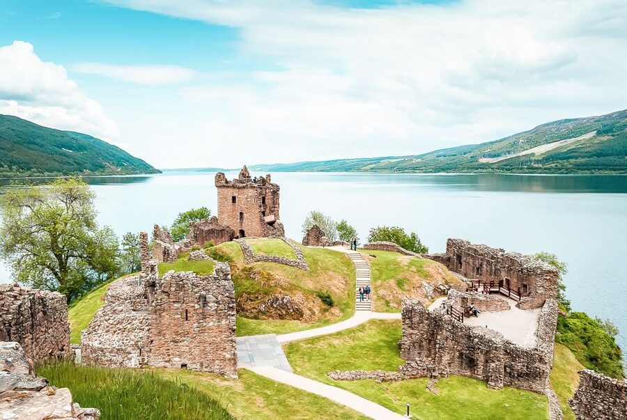Edinburgh: Loch Ness, Glencoe & the Scottish Highlands Tour - What the guide adds to a long coach day