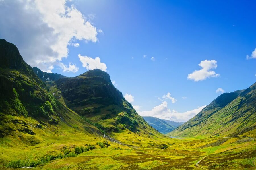 Edinburgh: Loch Ness, Inverness & Highlands Tour in Spanish - Inverness beside the River Ness