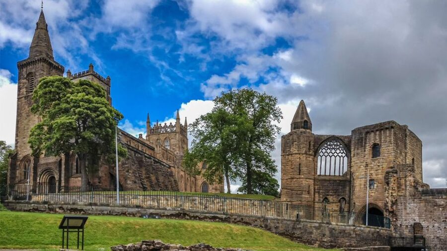 Edinburgh: St Andrews, Dunfermline Abbey and Fife Coast Tour - A sea breeze at Lady’s Tower and the Fife coast