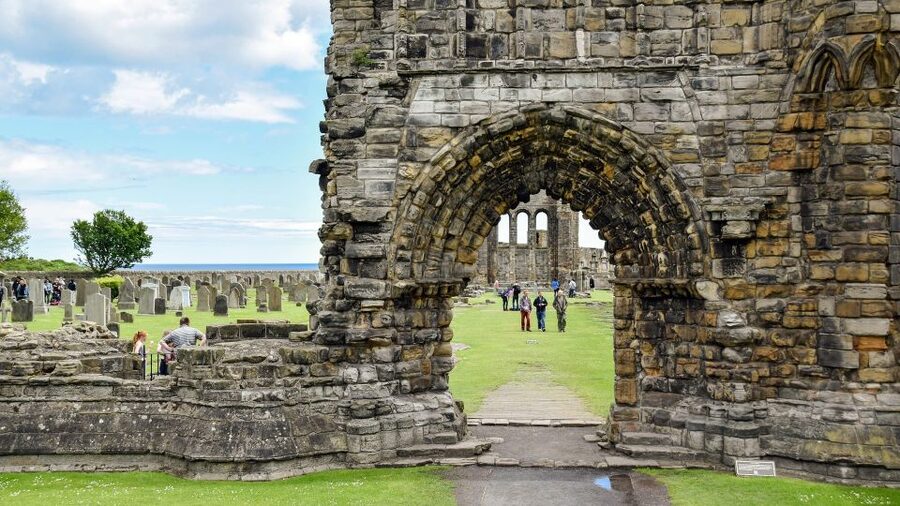 Edinburgh: St Andrews, Dunnottar Castle & Falkland Tour - St Andrews: golf, university life, and the Chariots of Fire beach