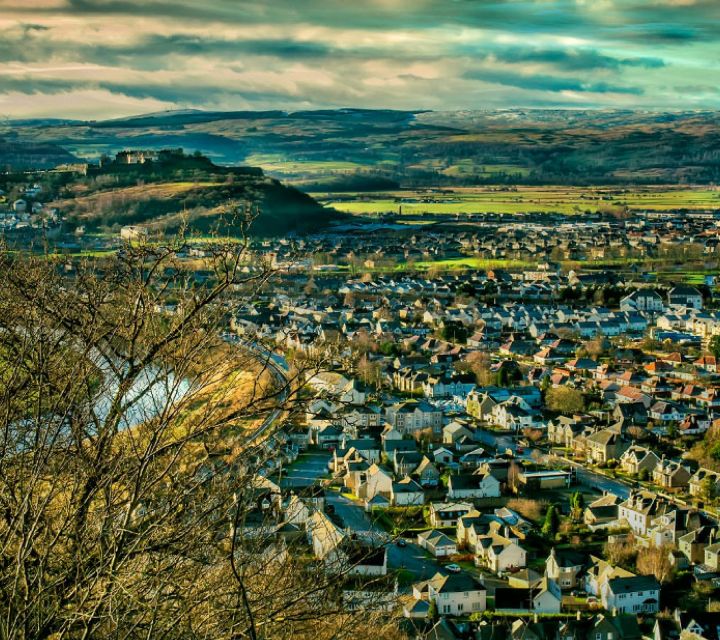 Edinburgh: Stirling, Whisky and St Andrews Tour in Spanish - What is included, and what will cost extra