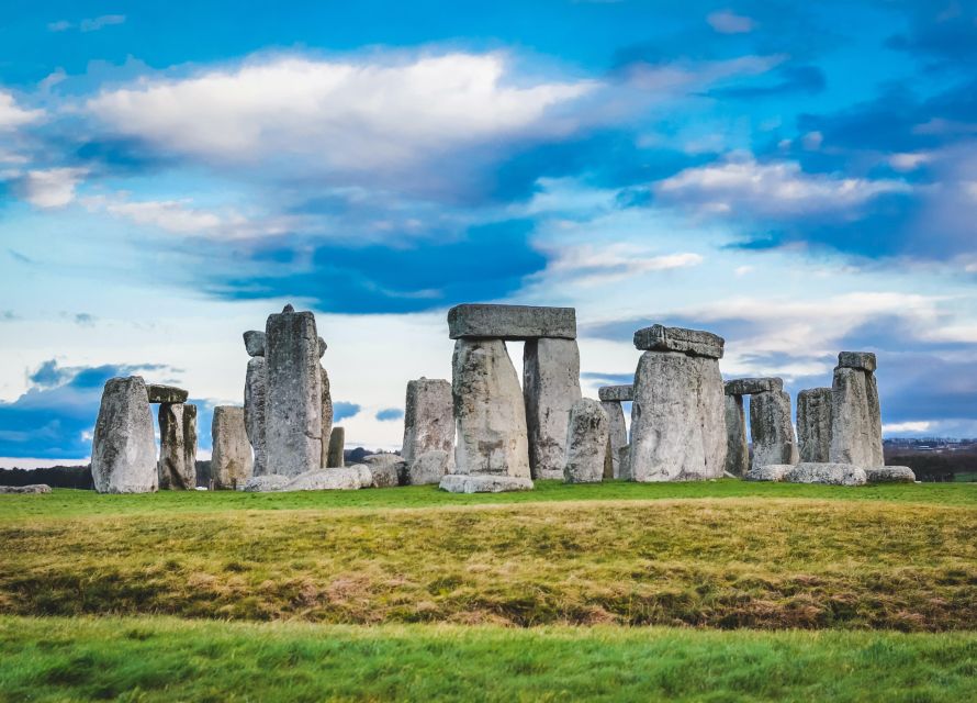 From Bath: Stonehenge & the Cotswolds Day Tour with Entry - Four very different stops from Bath in one day