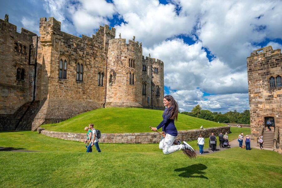 From Edinburgh: Day Trip to Bamburgh and Alnwick Castle - Guides, audio options, and the tone of the day