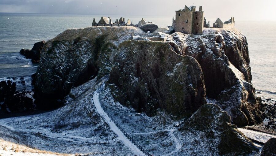 From Edinburgh: Glamis and Dunnottar Castles Tour in Italian - Glamis Castle brings in royal links and ghost stories