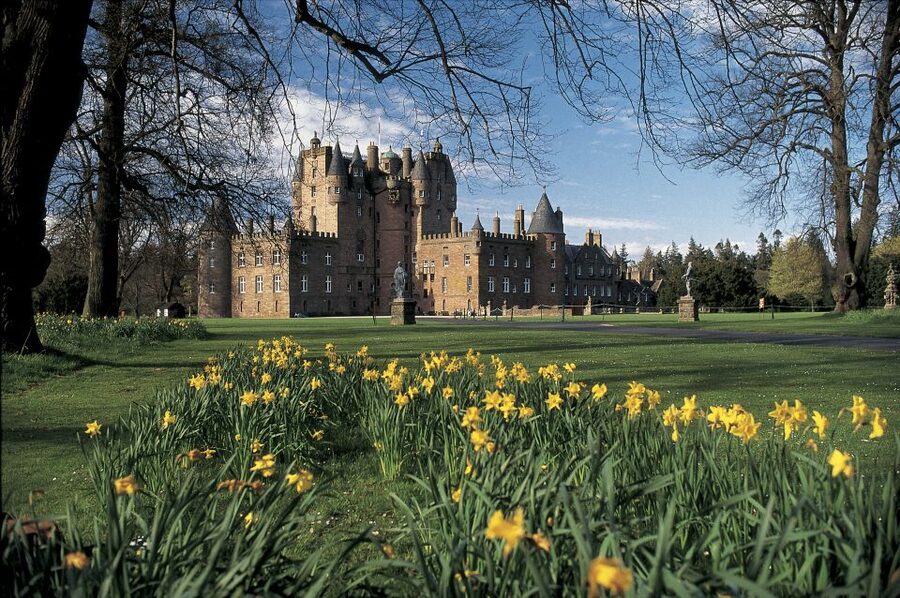 From Edinburgh: Glamis and Dunnottar Castles Tour in Italian - Stonehaven gives the day a useful pause