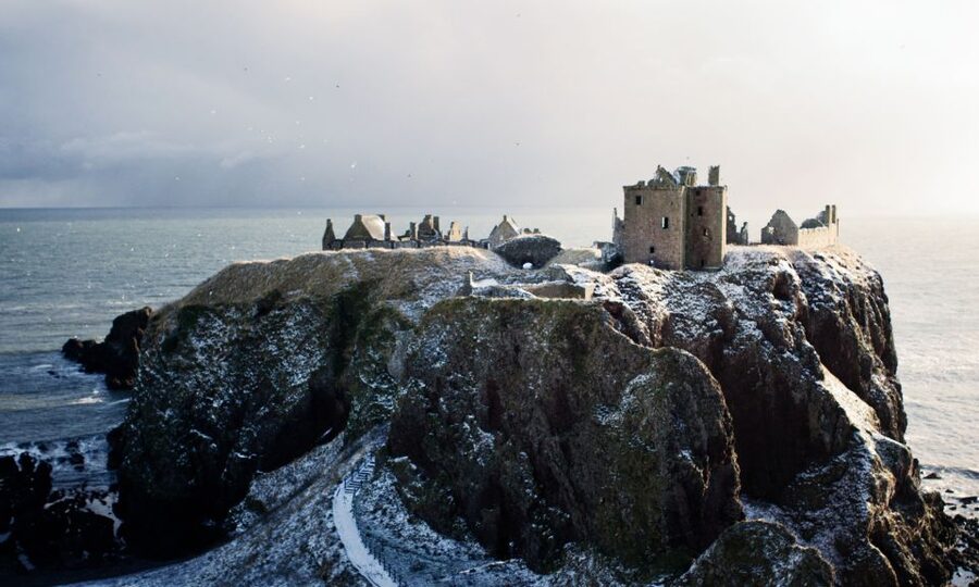 From Edinburgh: Glamis and Dunnottar Castles Tour in Spanish - North Queensferry and the Forth crossing