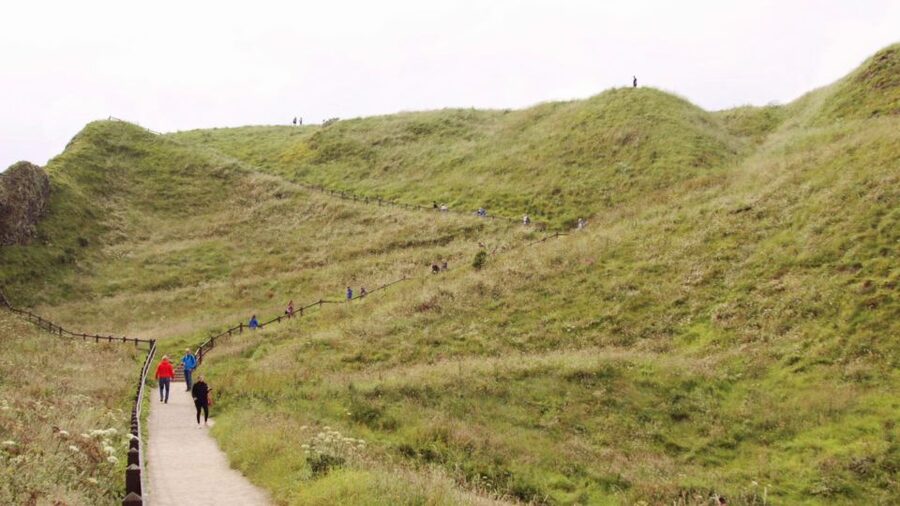 From Edinburgh: Glamis and Dunnottar Castles Tour in Spanish - Glamis Castle, ghosts, and royal connections