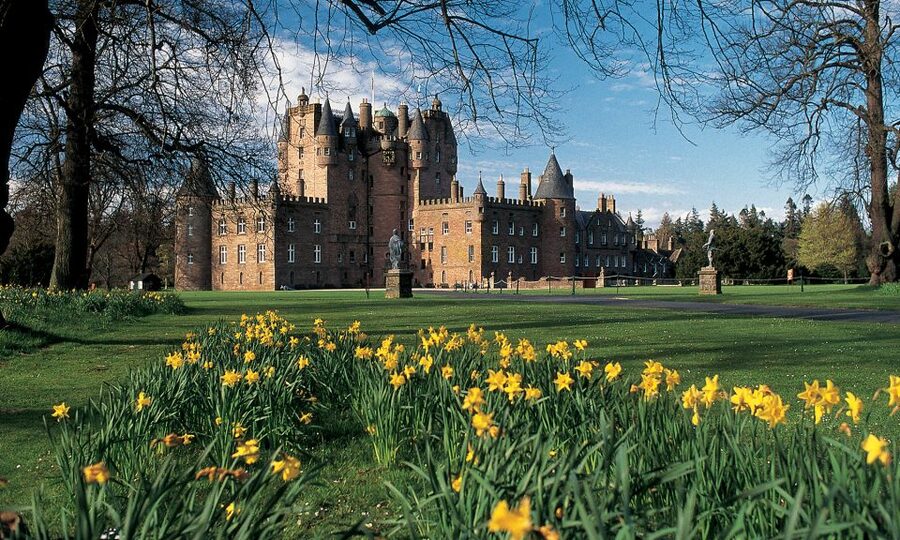 From Edinburgh: Glamis and Dunnottar Castles Tour in Spanish - Leaving Edinburgh at 8:00