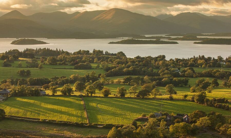 From Edinburgh: Glasgow & Scottish lakes Spanish Tour - Glasgow from the coach window