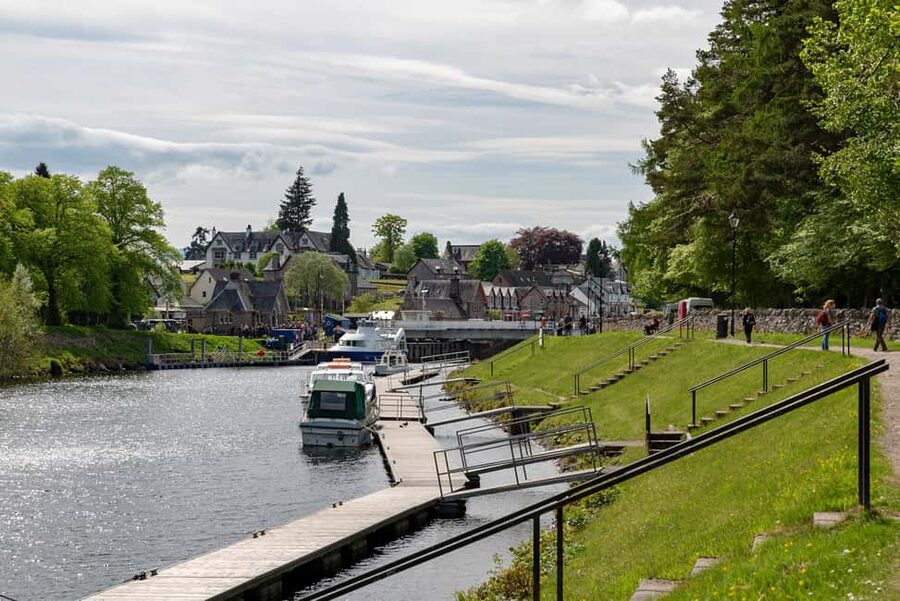 From Edinburgh: Loch Ness and Highlands Tour in Spanish - Pitlochry: a relaxed final stop
