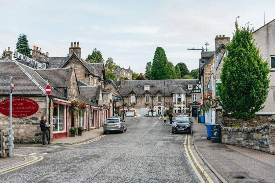 From Edinburgh: Loch Ness, Glencoe & Scottish Highlands Tour - The guide can shape the entire day
