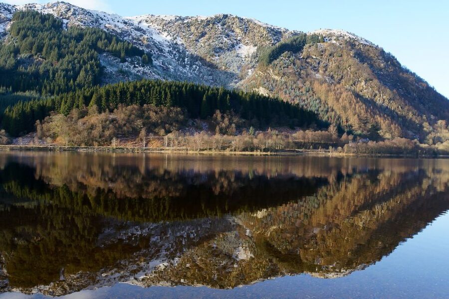 From Edinburgh: West Highland Lochs and Castles Day Trip - Luss and the first lochside pause