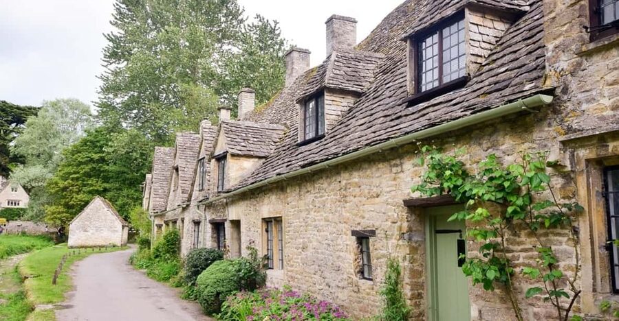 From London: Cotswolds Villages Small Group Day Tour - Guide quality and the small-group difference