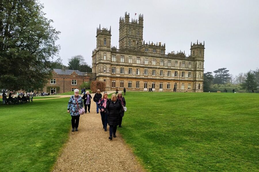 From London: Day Trip to Downton Abbey, Oxford and Bampton - The guide can make or break a long day