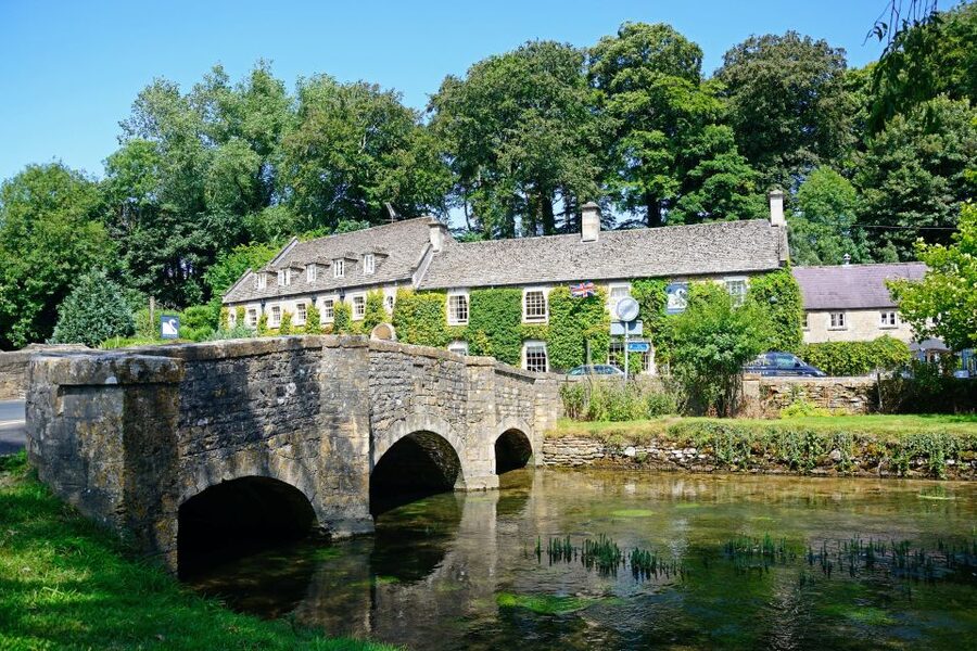 From London: Full-Day Cotswolds Small-Group Tour - What the guide adds to the day