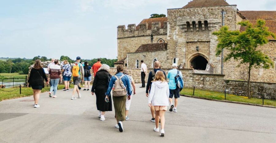 From London: Leeds Castle, Canterbury Cathedral & Dover - Kent roads and guide commentary