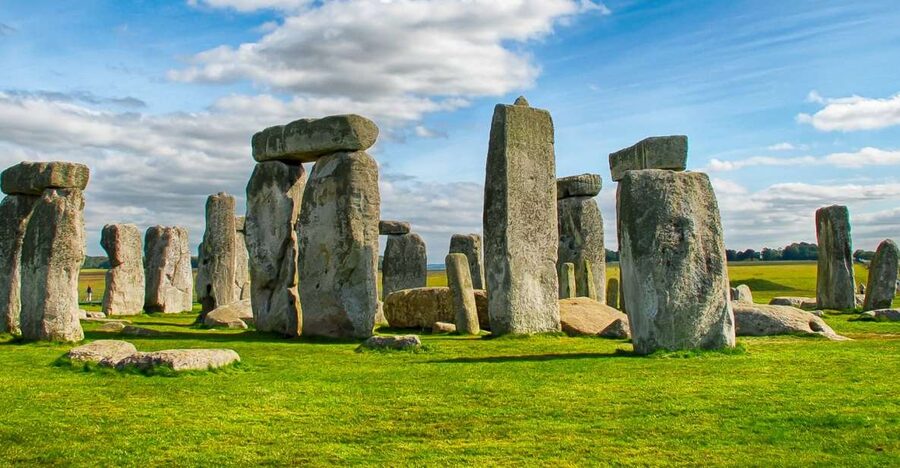 From London: Stonehenge Half-Day Tour - Weather, crowds, and the open-air setting
