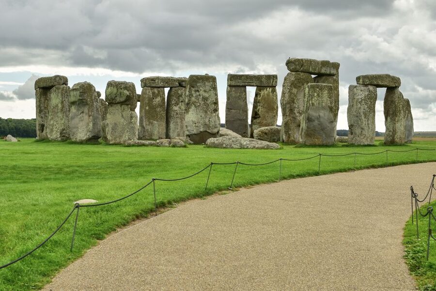 From London: Stonehenge Morning Day Trip with Admission - Arriving at Stonehenge and taking the shuttle