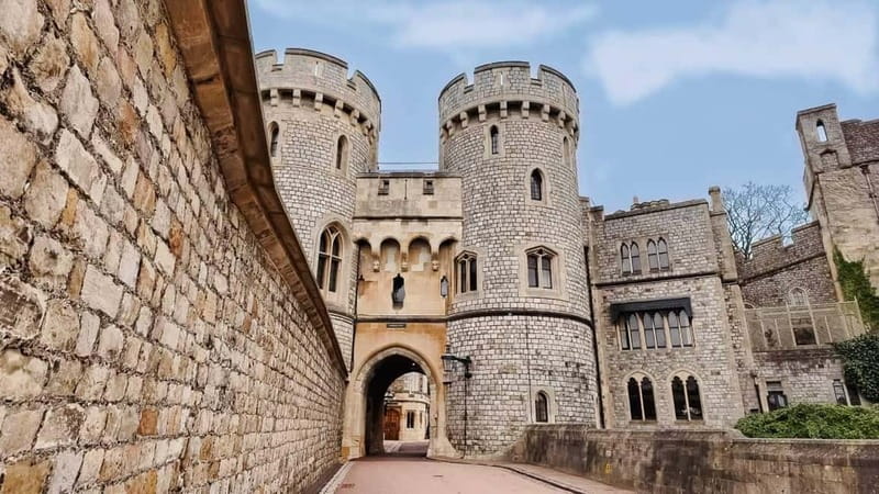 From London: Stonehenge & Windsor Castle Tour with Tickets - The long ride out of London