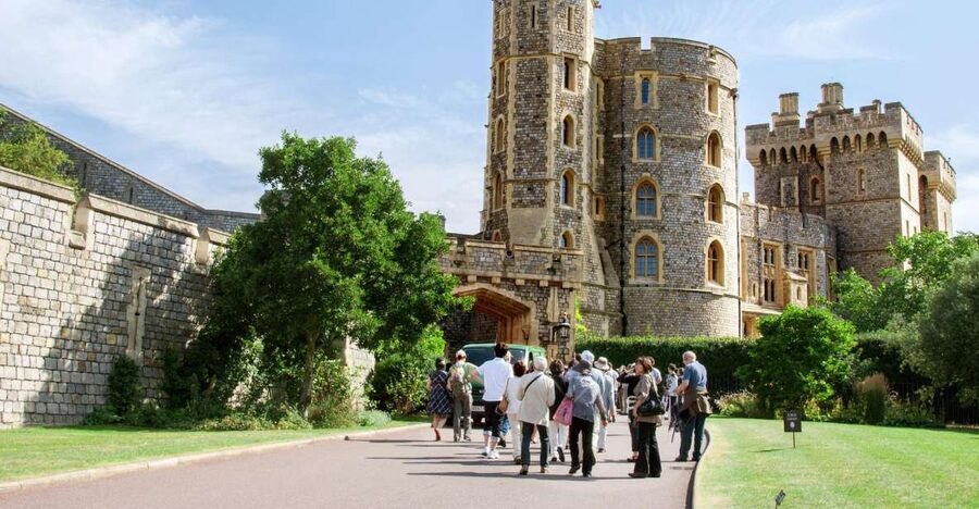 From London: Windsor Castle, Bath, and Stonehenge Day Trip - The guide can make or break the coach hours