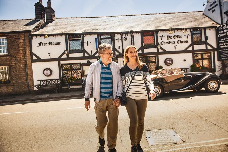 From Manchester: Derbyshire and Peak District Day Trip - Bakewell for pudding, shops, and lunch