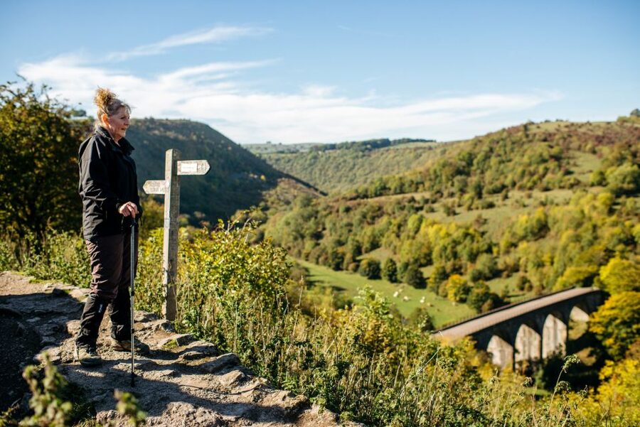 From Manchester: Derbyshire and Peak District Day Trip - Castleton’s old streets and valley views