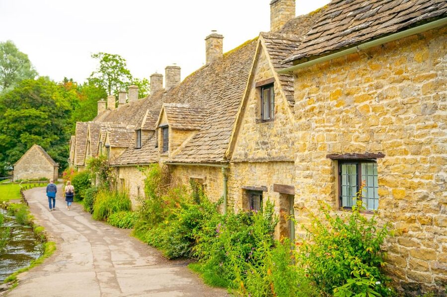 From Stratford-on-Avon/Moreton-in-Marsh: Cotswolds Day Tour - Stow-on-the-Wold is the lunch decision