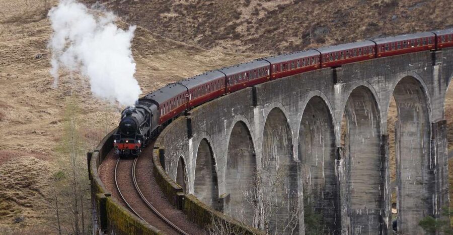 Glasgow: 2-Day Eilean Donan, Loch Ness & Glenfinnan Tour - What the guide adds to the day