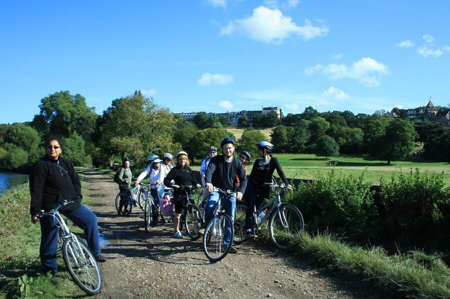 Hampton Court Palace: River Thames Bike Tour - Picnicking in the old royal hunting grounds