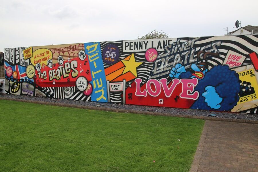 Liverpool: Private Beatles Tour - Royal Albert Dock and the Beatles statues