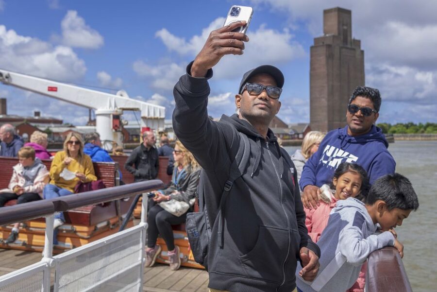 Liverpool: River Cruise and Hop-On Hop-Off Bus Tour - Why the live guide matters