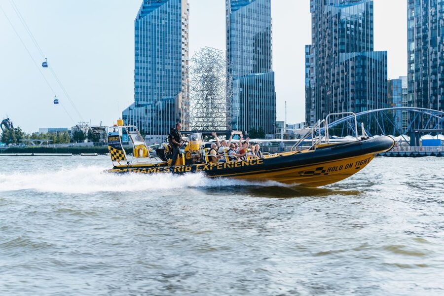 London: 45-Minute Speedboat Sightseeing Tour - Group size, safety, and comfort